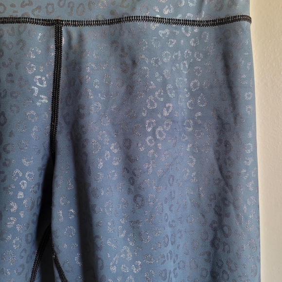 ZYIA,  Light n Tight Hi-Rise Leggings, 7/8, Slate Blue‎ Leopard,  Size 6-8 - Picture 3 of 5